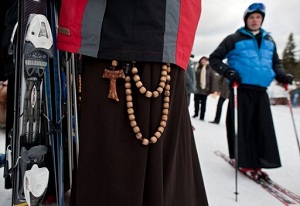 pretre ski soutane curé pologne jean paul ii